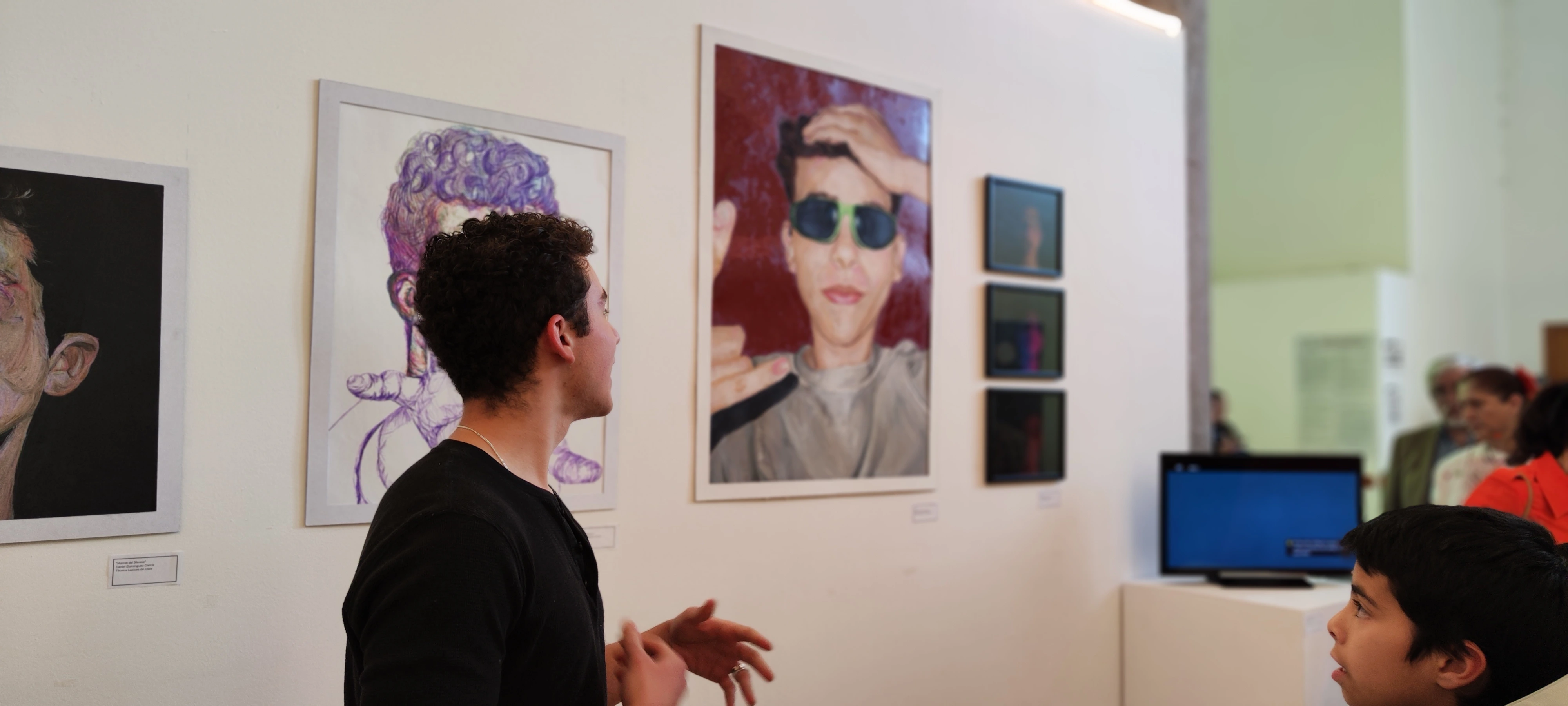 Visitantes observando la exposición Amorfo